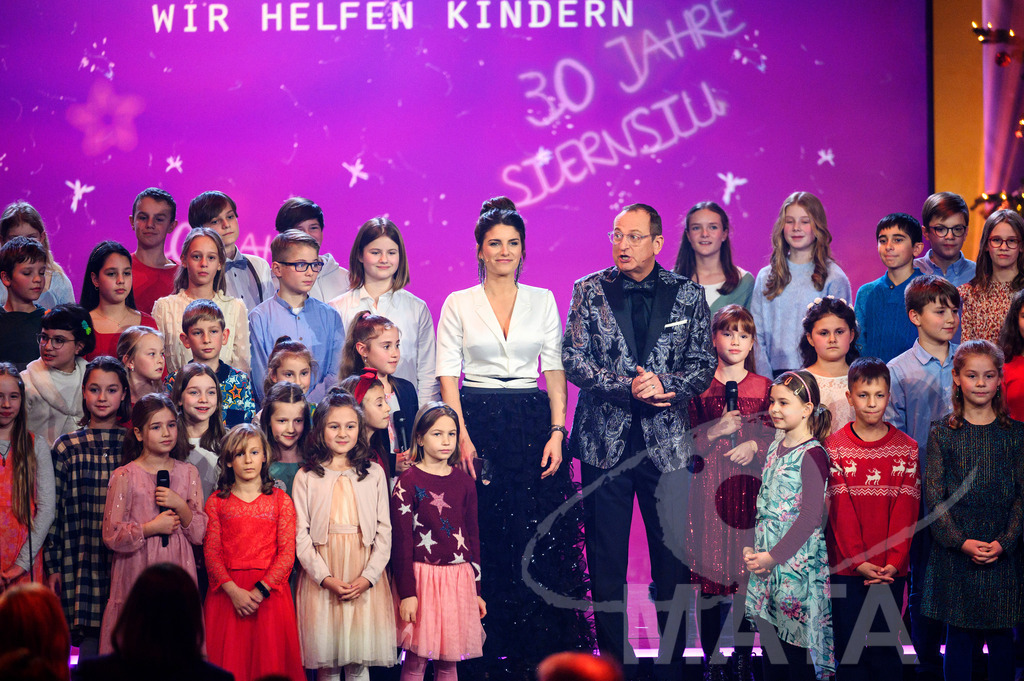 _DWI6023 | Die Eröffnung und die Begrüßung der Ehrengäste mit Moderatorin Sandra Rieß, Moderator Volker Heißmann und Kinderchor Pfennigparade bei '30 Jahre Sternstunden-Gala 2023' in der Frankenhalle. Nürnberg, 15.12.2023 - Realisiert mit Pictrs.com
