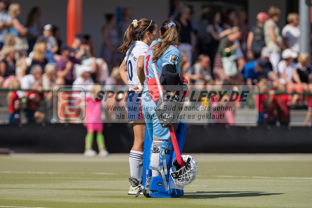 HK_20220903_109582 | 1. Bundesliga Damen Düsseldorfer HC - Berliner HC am 3.9.2022 DHC Düsseldorf, Düsseldorf , Clara Ycart ( Düsseldorfer HC #10 ) , Nathalie Kulbatzki ( Torfrau Düsseldorfer HC #1 )