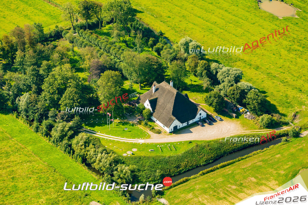 Roter Haubarg Museum Witzwort Bild- Das Luftbild wurde 2025 vom UL-Flugzeug heraus erstellt ( keine Drohne bzw. Drohnenaufnahme ) - Hochauflösende Luftaufnahme -Nicht vergleichbar mit Google Maps oder Satelittenbilder- Die Geschenkidee !Mit Lizenz und Bildrechte bestellbar - CC