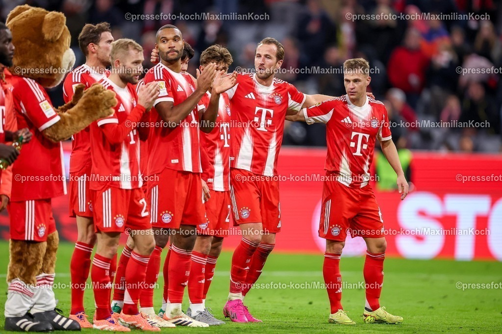 FCB18102501205 | 18.10.2025, Fußball, FC Bayern München - Borussia Dortmund, 1. Fußball Bundesliga, 7. Spieltag, Allianz Arena, Saison 2025 2026: Abschlussjubel nach dem 2:1 Sieg für die Bayern. Die Mannschaft liegt sich glücklich in den Armen und steht zusammen vor den Fans - Jonathan Tah (FC Bayern Muenchen #04) Tom Bischof (FC Bayern Muenchen #20) Harry Kane (FC Bayern Muenchen #09) Joshua Kimmich (FC Bayern Muenchen #06) DFB regulations prohibit any use of photographs as image sequences and or quasi-video.