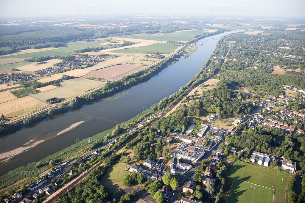 Aerial view: View of the town in Blois in the state Loir et Cher, France. – Photo: IMG_082027.jpg taken on 06/20/2015 by Werner Riehm/FLY-FOTO.com – Resolution of the original: 5472 x 3648 px