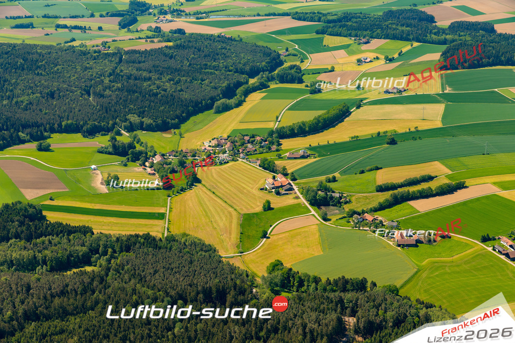 Das Luftbild zeigt : Großenzenried Stamsried - Die Luftaufnahme wurde 2024 vom UL-Flugzeug aus erstellt ( keine Drohne ) - Hochauflösende Luftaufnahme - Für grossformatige Ausdrucke geeignet. Die Geschenkidee !Mit Lizenz und Bildrechte bestellbar