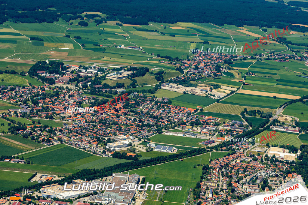 Aktuelles Luftbild von  Burggen - Die Luftaufnahme wurde 2022 mittels UL-Flugzeug erstellt ( keine Drohne ) - hochauflösende Kamera-Systeme von  Canon -Beste Qualität - Für grossformatige Ausdrucke geeignet. Die Geschenkidee !