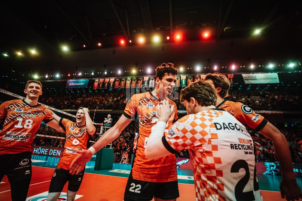 Volleyball | Herren | Saison 2024/2025 | 1. Volleyball Bundesliga Männer | Finale | BERLIN RECYCLING Volleys vs. SVG Lüneburg | 03.05.2025 | Die Berliner jubeln nach dem Sieg der Meisterschaft, v.l. Florian Krage (#18, Berlin Recycling Volleys) Johannes Tille (#6, Berlin Recycling Volleys) Jake Hanes (#22, Berlin Recycling Volleys) Kyle Dagostino (#24, Berlin Recycling Volleys) und Matthew Lambert Knigge (#2, Berlin Recycling Volleys)
