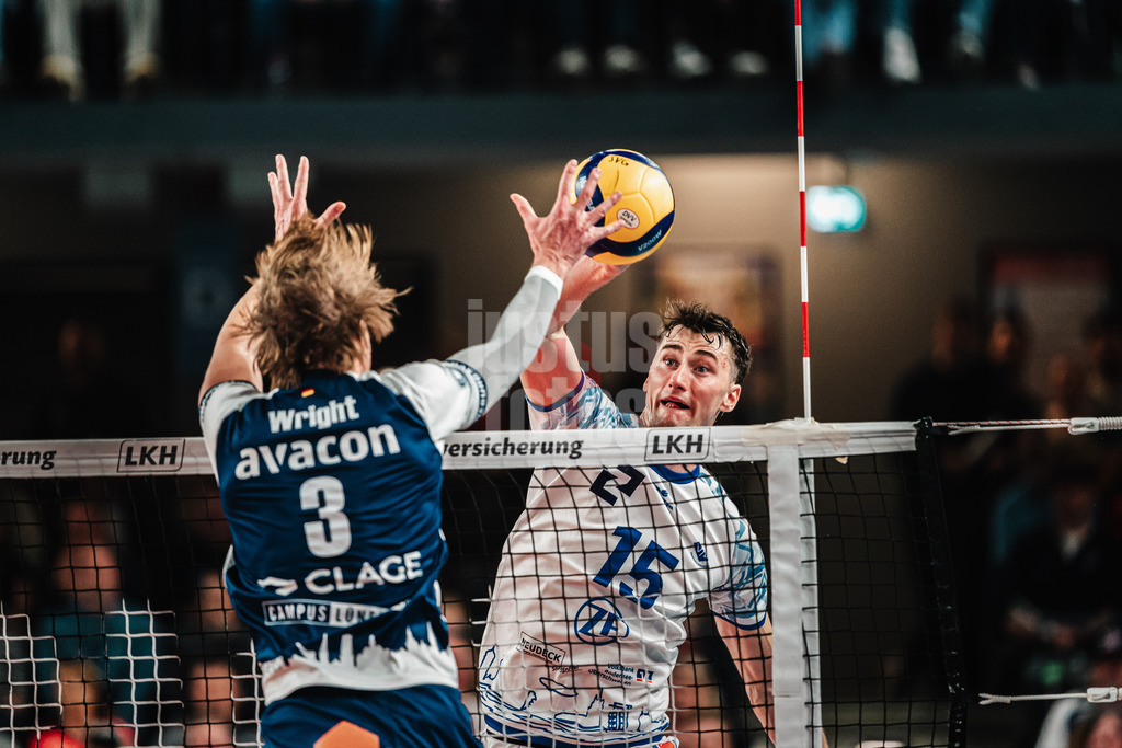 Volleyball | Herren | Saison 2024/2025 | 1. Volleyball Bundesliga Männer | Halbfinale | SVG Lüneburg vs. VfB Friedrichshafen | 05.04.2025 | v.l. Michael Patrick Wright (#3, SVG Lüneburg) gegen Jackson George Young (#15, VfB Friedrichshafen) Duell am Netz