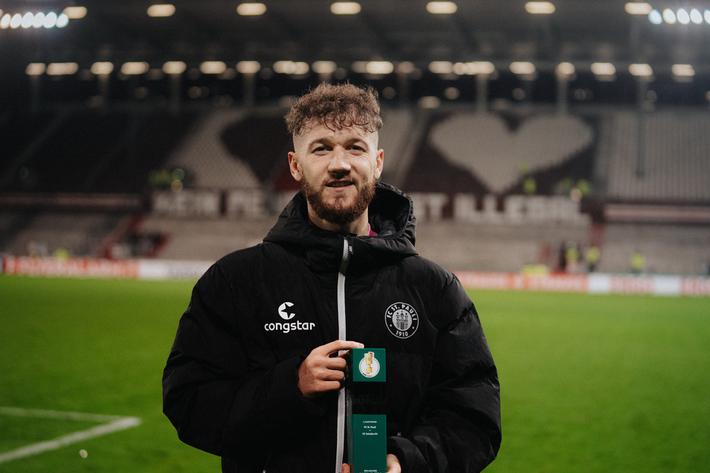HEV04452 | Der offizielle Shop für FC St. Pauli Fotos. Wähle aus Spielszenen & Fanmomenten dein FCSP Wunschformat. Wir liefern Millerntor-Atmosphäre.