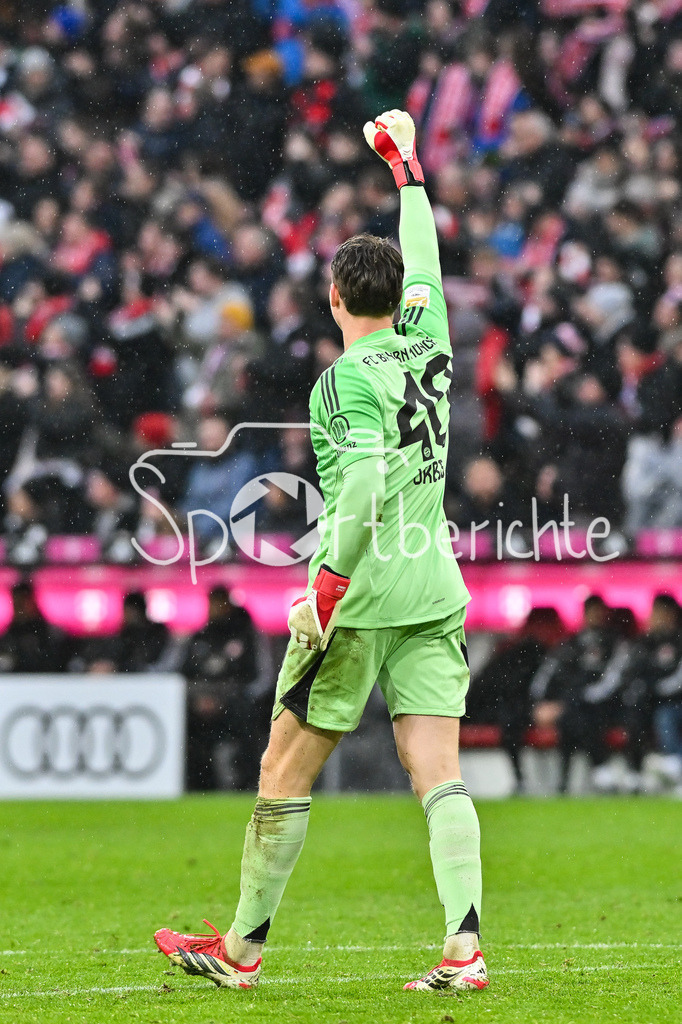 FC Bayern München - Eintracht Frankfurt | MUNICH, GERMANY - 21. FEBRUARY: Jonas Kurt URBIG (FC Bayern Munich 40) freut sich über das Tor zum 3-0 durch Harry KANE (FC Bayern Munich 9) / Tor / Torschuetze / Freude / Happy / während dem Bundesligamatch zwischen dem FC Bayern München und der SG Eintracht Frankfurt am 23. Spieltag in der Allianz Arena / DFL REGULATIONS PROHIBIT ANY USE OF PHOTOGRAPHS AS IMAGE SEQUENCES AND/OR QUASI-VIDEO