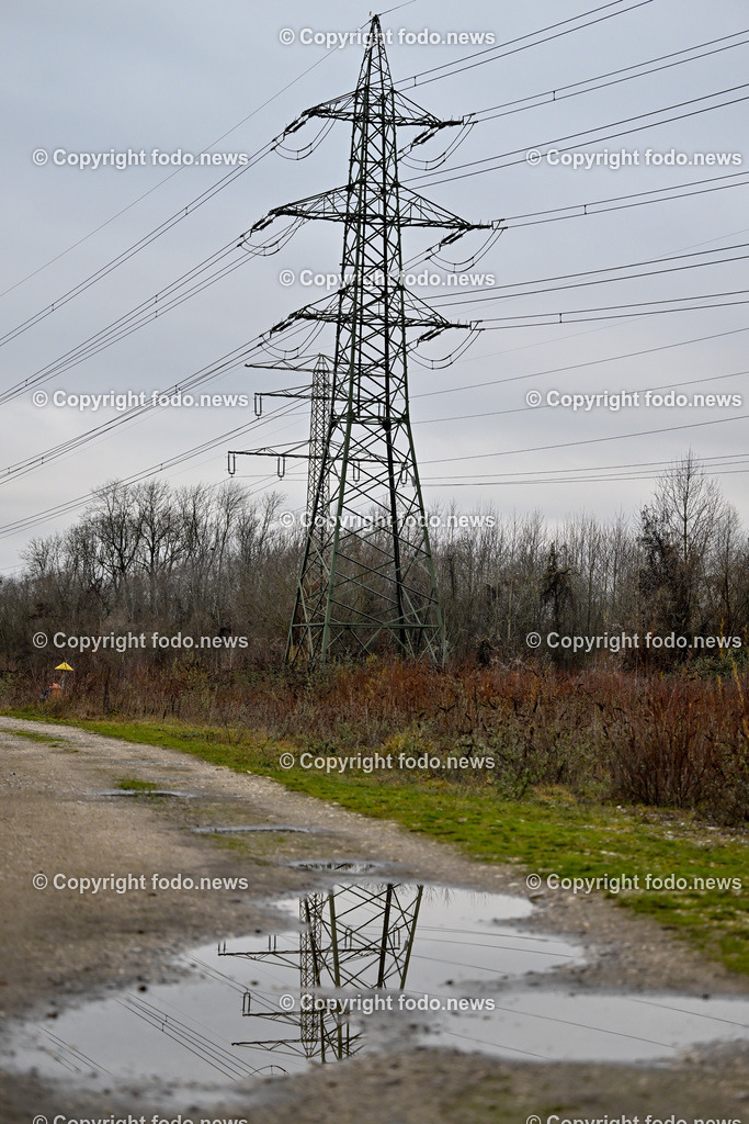 Stromleitung_ 11.12.2024-4 | 11.12.2024, Linz, AUT, Strom, im Bild Themenbild, Strommast, Stromleitung, Stromleitungen, Strom, Stromausfall, Hochspannung, Black Out, Power, Energy, Pfuetze, Wasser, Symbolbild, Feature