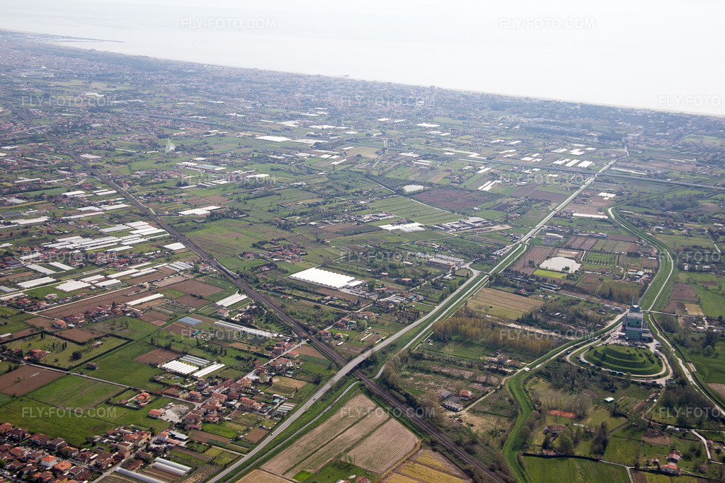 Aerial view: View of the town in Capezzano Pianore in the state Tuscany, Italy. – Photo: IMG_086945.jpg taken on 04/03/2016 by Werner Riehm/FLY-FOTO.com – Resolution of the original: 5472 x 3648 px