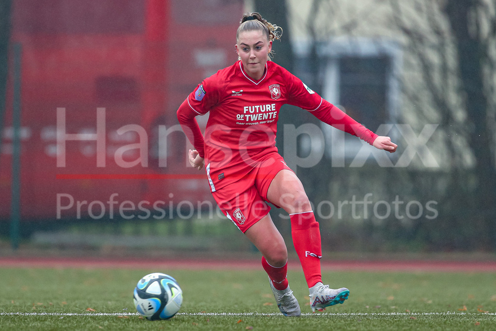 Fussball, Testspiel Frauen, SV Werder Bremen - FC Twente Enschede | v.li.: Danique Van Ginkel (FC Twente Vrouwen, 8) am Ball, Freisteller, Einzelbild, Ganzkörper, Aktion, Action, Spielszene