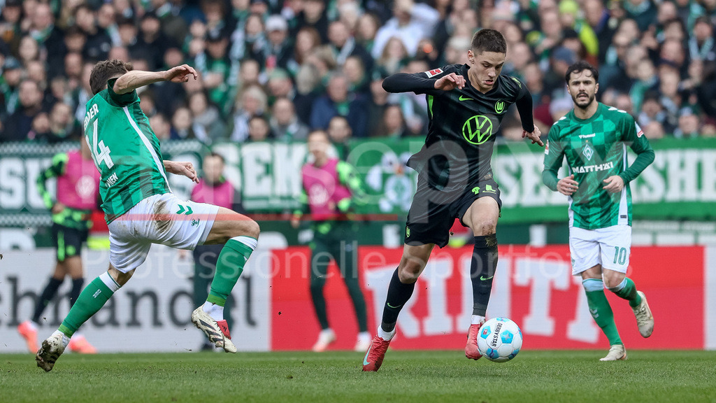 Fussball, Bundesliga, SV Werder Bremen - VfL Wolfsburg | v.li.: Senne Lynen (SV Werder Bremen, 14) und Bence Dardai (VfL Wolfsburg, 24) im Zweikampf, Duell, Dynamik, Aktion, Action, Spielszene, DIE DFL-RICHTLINIEN UNTERSAGEN JEGLICHE NUTZUNG VON FOTOS ALS SEQUENZBILDER UND/ODER VIDEOÄHNLICHE FOTOSTRECKEN. DFL REGULATIONS PROHIBIT ANY USE OF PHOTOGRAPHS AS IMAGE SEQUENCES AND/OR QUASI-VIDEO.