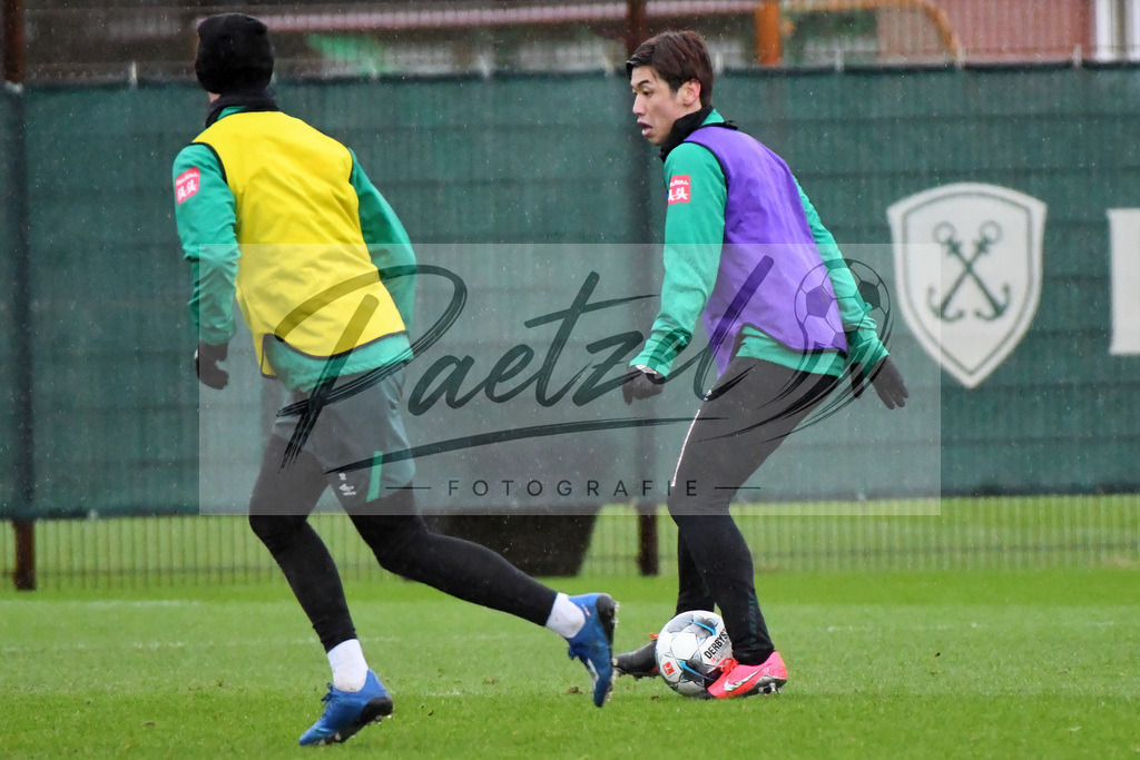 20200129_TRASVW_0031 | Fußball, Herren: Yuya Osako (SV Werder Bremen) in Aktion, am Ball, Einzelaktion beim Training des SV Werder Bremen am 29.01.2020 im wohninvest Weserstadion in Bremen, Deutschland.(Foto von Nico Paetzel) - Realisiert mit Pictrs.com