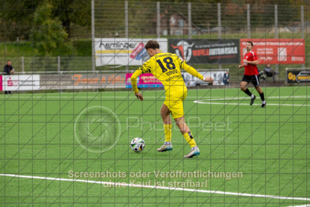 20251012_163911_0097 | #,1.FC Heiningen (gelb) vs. SV Ebersbach (rot), Fußball, Bezirksliga - Bezirk Neckar/Fils, 08. Spieltag, Saison 2025/2026, Kunstrasenplatz, Sportzentrum Heiningen, Krautgarten 1,73092 Heiningen, 12.10.2025 - 15:30 Uhr,Foto: PhotoPeet-Sportfotografie/Peter Harich