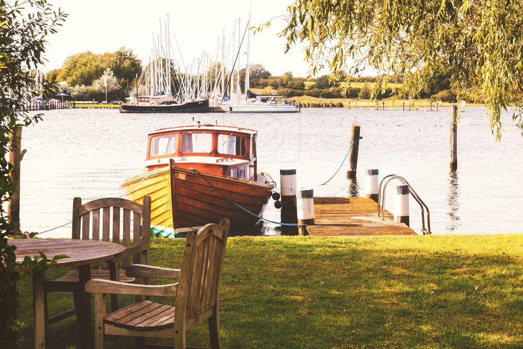 Impression von der Schlei | Blick auf Bootssteg an der Schlei in Arnis - Realisiert mit Pictrs.com