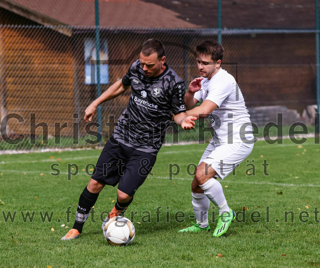 2023-08-27_055_TSV_Egmating_II_gegen_SG_Grasbrunn-Haar_II | Egmating, Deutschland, 27.08.2023:
Fußball, B-Klasse 2023 / 2024, 2. Spieltag, TSV Egmating II gegen (SG) Grasbrunn / Haar II, Endergebnis: 1:2

Moritz Müller (TSV Egmating, #4), Florian Essert ((SG) Grasbrunn / Haar II, #17)

Foto: Christian Riedel / fotografie-riedel.net