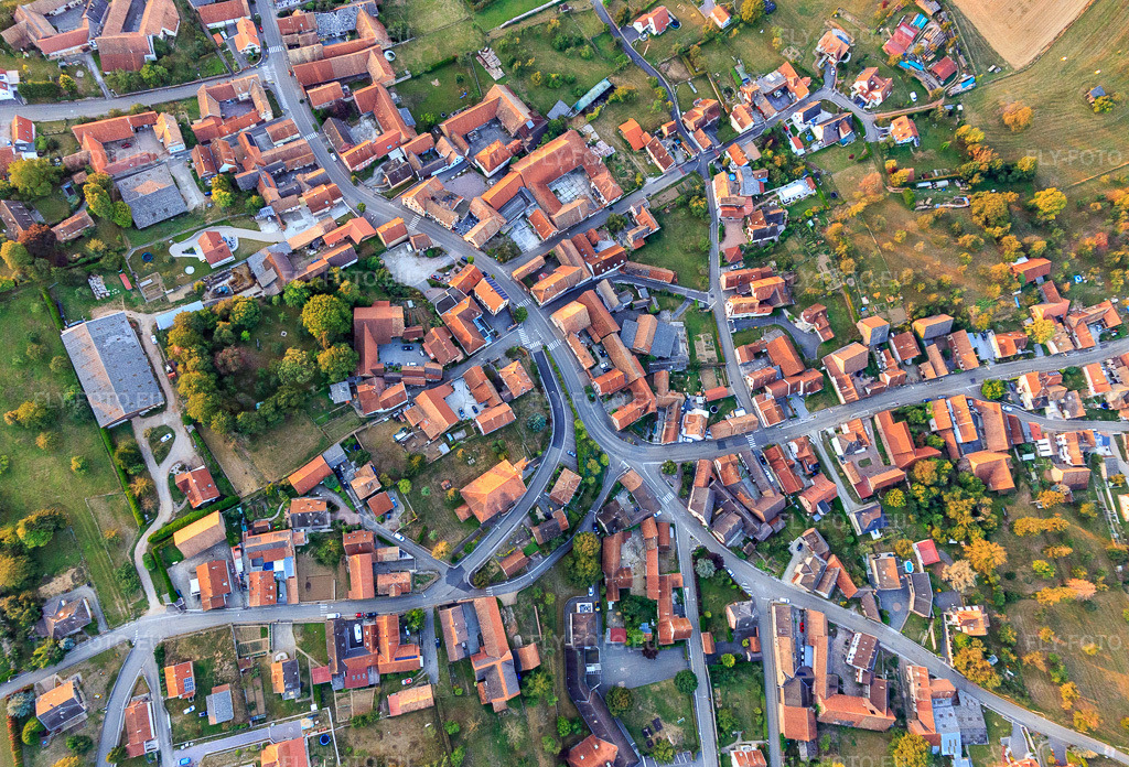 Vue aérienne: Vue du village à Mietesheim dans le département Bas Rhin, France – .Photo: IMG_117776.jpg prise le 14/09/2019 par Werner Riehm/FLY-FOTO.eu – Résolution de l'original: 5312 x 3612 px