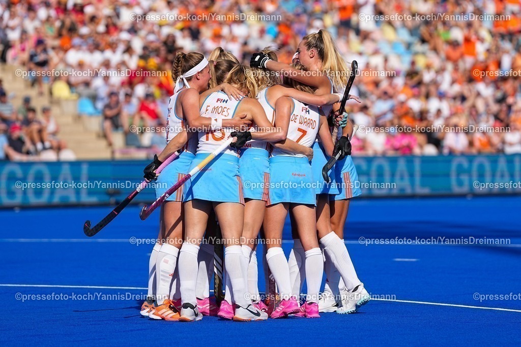 xydrx15082503029 | 15.08.2025, xydrx, Frauen EuroHockey Championship 2025, Halbfinale, Niederlande - Spanien, Sparkassenpark Mönchengladbach: Torjubel nach dem Tor zum 1:1 für die Niederländische Feldhockey Nationalmannschaft durch Torschütze Yibbi Jansen (NED #8) zusammen mit Xan de Waard (NED #7) und Freeke Moes (NED #18)