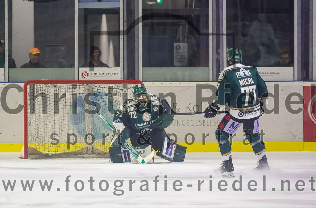 2026-01-02_035_TSV_Erding_gegen_Hoechstadt_Alligators | Erding, Deutschland, 02.01.2026:Eishockey, Oberliga Süd 2025 / 2026, 33. Spieltag, TSV Erding gegen Höchstadt Alligators, Endergebnis: 2:1Torwart David Zabolotny (Erding Gladiators, #72), Philipp Michl (Erding Gladiators, #77)Foto: Christian Riedel / fotografie-riedel.net