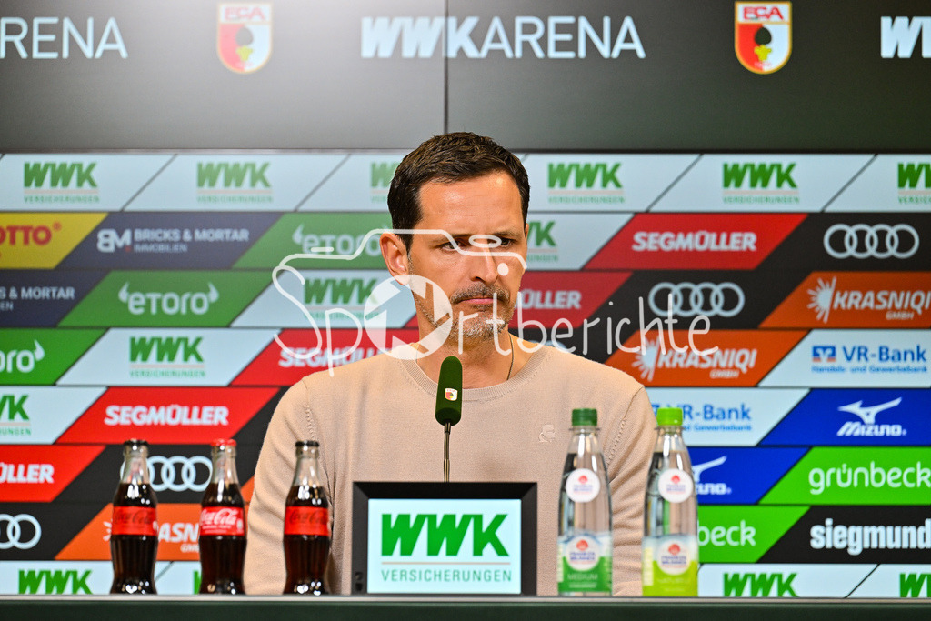 FC Augsburg - SG Eintracht Frankfurt | im Bild Dino TOPPMOELLER Trainer Eintracht Frankfurt nach der Partie in Augsburg auf der Pressekonferenz / Einzelfoto / Freisteller / Bundesliga: FC Augsburg - Eintracht Frankfurt, WWK Arena am 20.04.2025