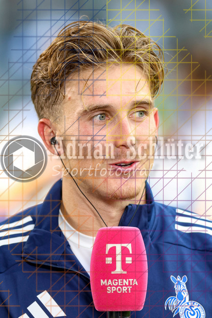 MSV Duisburg vs VfB Stuttgart II - 3. Liga | Duisburg, Deutschland, 02.08.25:   Patrick Sussek (MSV Duisburg) im Interview waehrend des Spiels der 3. Liga MSV Duisburg vs VfB Stuttgart II in der schauinsland-reisen-arena(Foto von Brauer-Fotoagentur / Adrian Schlueter)