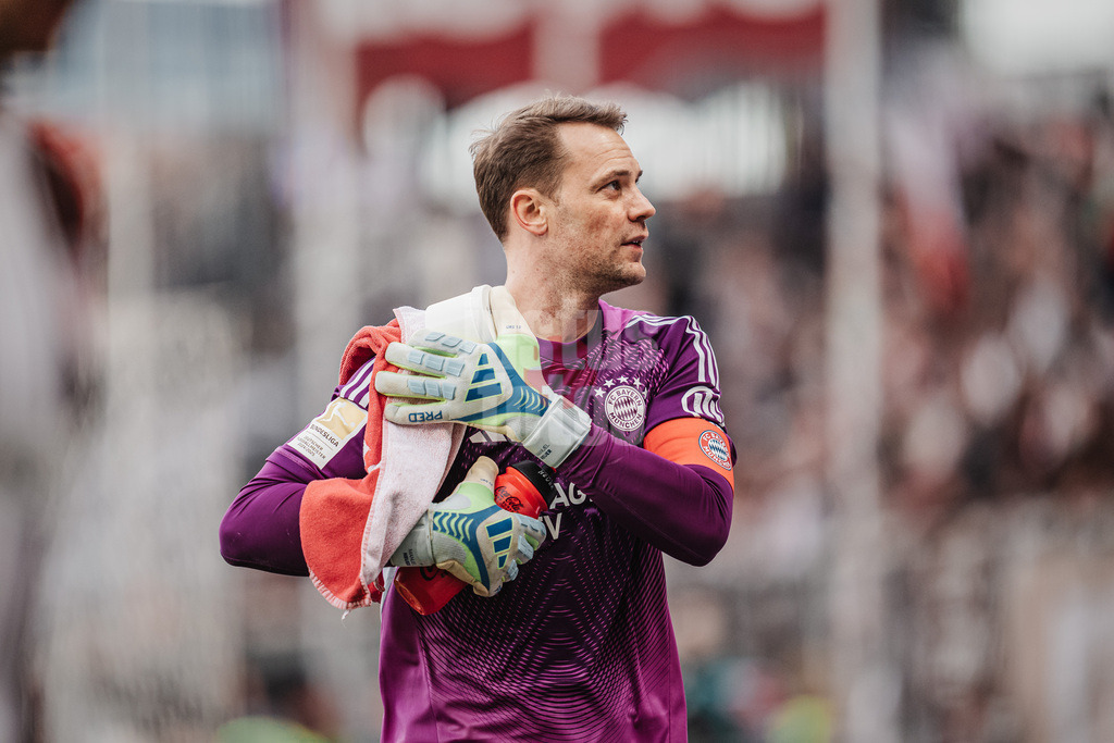 Fußball | Männer | Saison 2025/2026  | Fußball-Bundesliga | 29. Spieltag | FC St. Pauli vs. FC Bayern München | 11.04.2026 | Manuel Neuer (#1, FC Bayern München) auf dem Weg in die Kabine