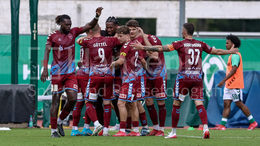 Fussball, Regionalliga Nord, SV Werder Bremen II - SC Weiche Flensburg | Spieler des SC Weiche Flensburg 08 mit Torjubel, Jubel, jubeln, jubelt, optimistisch, Spielszene, Highlight, Freude über das Tor zum 0:4