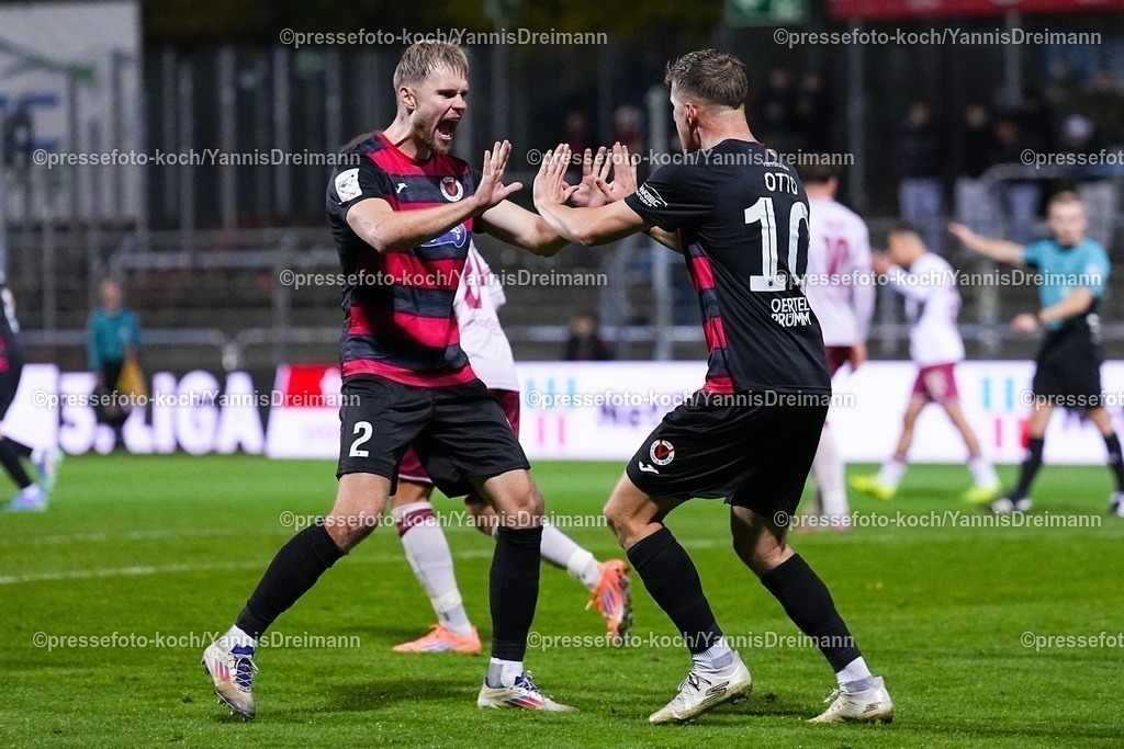 xYDR31102501051 | 31.10.2025, xydrx, Fußball, 3.Liga, FC Viktoria Köln - FC Ingolstadt 04, Saison 2025 2026, Sportpark Höhenberg: Torjubel nach dem Tor zum 1:1 für den FC Viktoria Köln durch Torschütze David Otto (FC Viktoria Köln #10) zusammen mit Lars Dietz (FC Viktoria Köln #2)  DFB regulations prohibit any use of photographs as image sequences and or quasi-video.