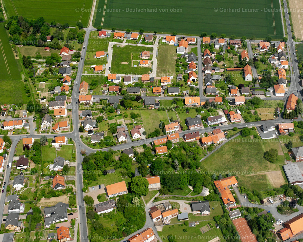2638108 | GROß DöHREN 09.06.2006 Von Wald und Forstgebieten umgebener Ortskern der Straßen und Häuser und Wohngebiete in Groß Döhren im Bundesland Niedersachsen, Deutschland // Surrounded by forest and forest areas center of the streets and houses and residential areas in Groß Döhren in the state Lower Saxony, Germany Foto: Gerhard Launer
