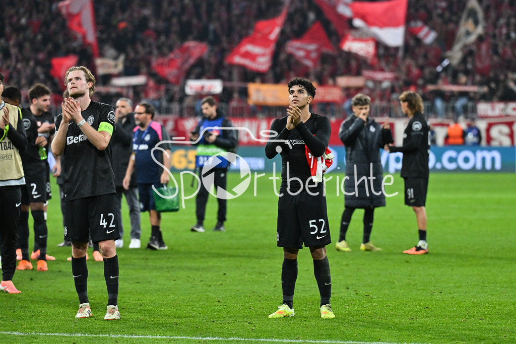 FC Bayern München - Sporting Lissabon | MUNICH, GERMANY - 09. DECEMBER: die Spieler der Portugiesen bedanken sich bei den mitgereisten Fans nach dem Match zwischen dem FC Bayern München und Sporting Lissabon am 6. Spieltag der UEFA Champions League Ligaphase in der Allianz Arena / Morten HJULMAND (Sporting CP 42) und Joao SIMOES (Sporting CP 52)