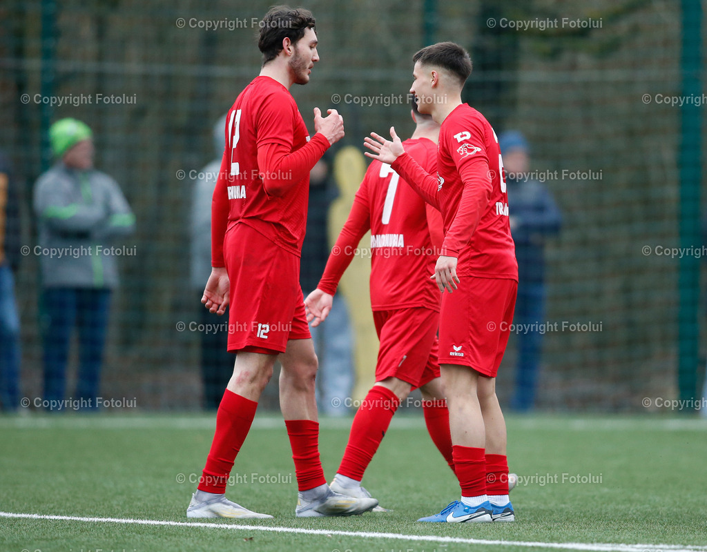 A_LUI_15032025_32 | SPORT FUSSBALL LL.OST E ASKOE OEDT 1B -GUNSKIRCHEN 15.03.IM BILD : FINN RUDEL GRATULIERT TORSCHUETZEN VELJKO RAKIC (BEIDE OEDT1B) FOTO:OEDT