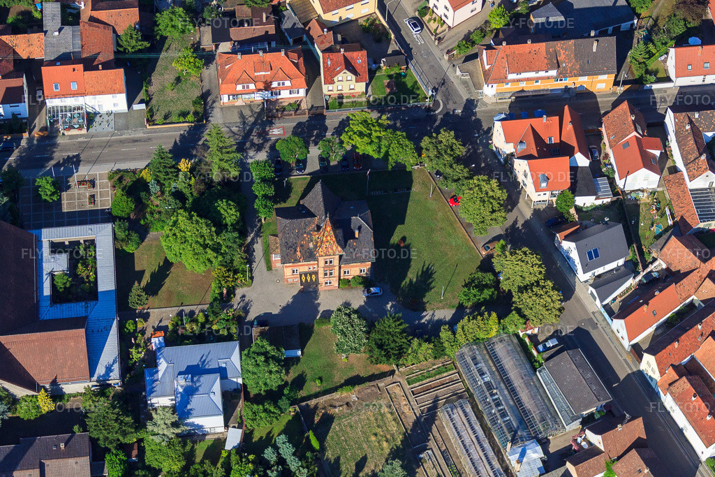 Luftbild: Rathaus Jockgrim in Jockgrim im Bundesland Rheinland-Pfalz in Deutschland. Foto: IMG_42470.jpg vom 27.06.2011 durch Werner Riehm/FLY-FOTO.deJockgrim / Verbandsgemeinde Jockgrim