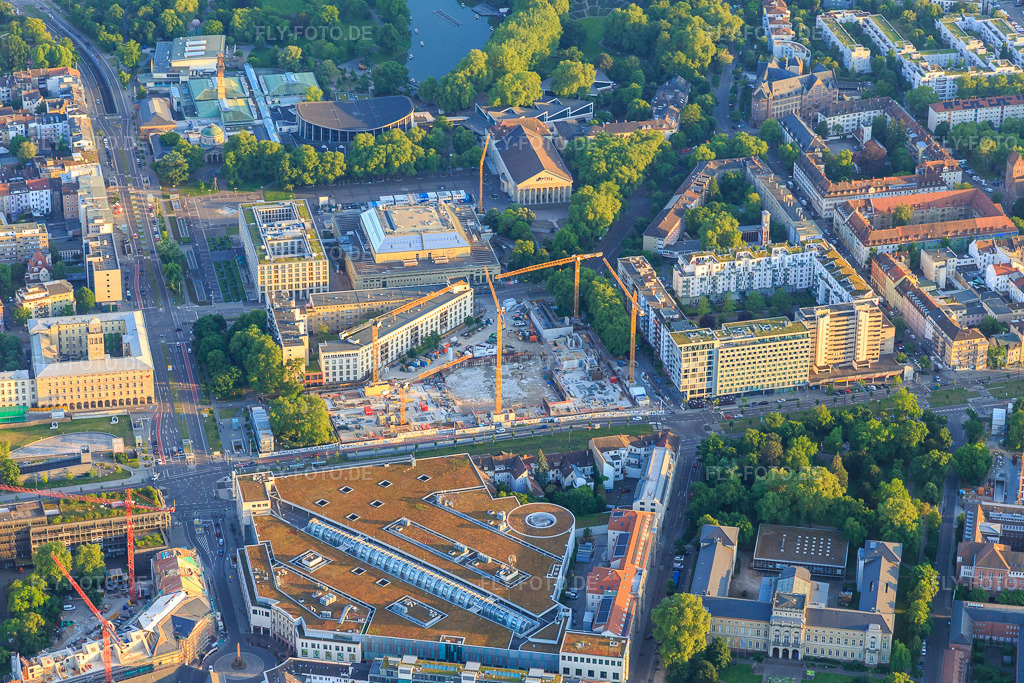 Luftbild: Baustelle des abgerissenen Versicherunghochhaus an der Kriegstraße gegenüber dem Ettlinger Tor Karlsruhe und Staatlichen Museum für Naturkunde Karlsruhe im Ortsteil Südweststadt in Karlsruhe im Bundesland Baden-Württemberg in Deutschland.Foto: IMG_146739.jpg vom 14.05.2025 durch Werner Riehm/FLY-FOTO.deinstagramStaatliches Museum für Naturkunde Karlsruhe, Landesmuseum