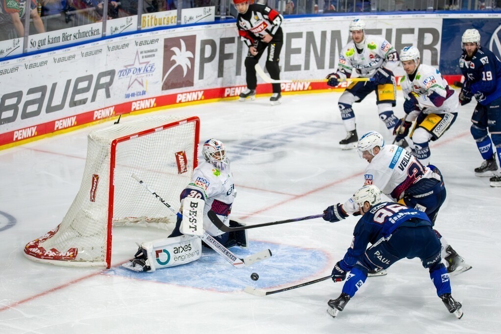 20.03.2024, DEL, Deutsche Eishockey Liga Saison 2023/24, 2. Playoff-Runde (Viertelfinale): Adler Mannheim gegen Eisbären Berlin (2:4). Große Chance von Simon Thiel (96, Adler Mannheim) auf den Ausgleich | 20.03.2024, DEL, Deutsche Eishockey Liga Saison 2023/24, 2. Playoff-Runde (Viertelfinale): Adler Mannheim gegen Eisbären Berlin (2:4). Große Chance von Simon Thiel (96, Adler Mannheim) auf den Ausgleich - Realisiert mit Pictrs.com