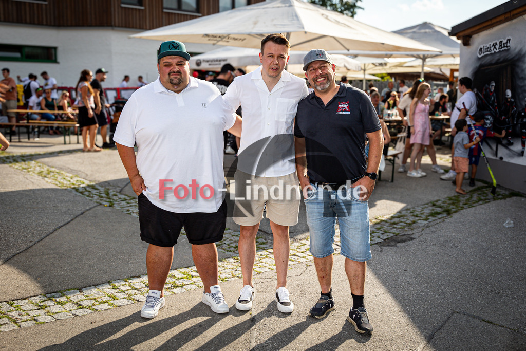 Miners Fanclub Sommerfest | Miners Fanclub Sommerfest, Miners Fanclub Sommerfest, 20240720,Neuzugang Julian Reiss,2024-07-20 in Peißenberg (Eissation)Andreas Pfleger (Miners Team Manager), Julian Reiss (Miners Neuzugang), Tobias Ende (3. Abteilubngsleiter)Copyright: WolfgangxLindner www.foto-lindner.de
