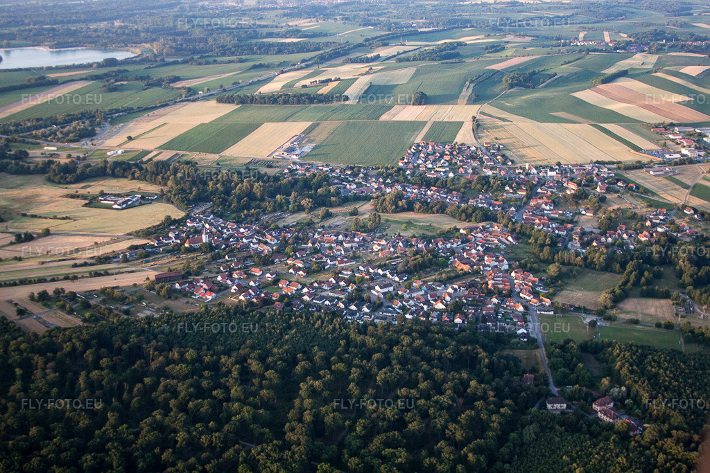 Vue aérienne: Vue de la ville à Scheibenhard dans le département Bas Rhin, France. Photo: IMG_67970.jpg prise le 19/06/2014 par Werner Riehm/FLY-FOTO.euRésolution de l'original: 4752 x 3168 px