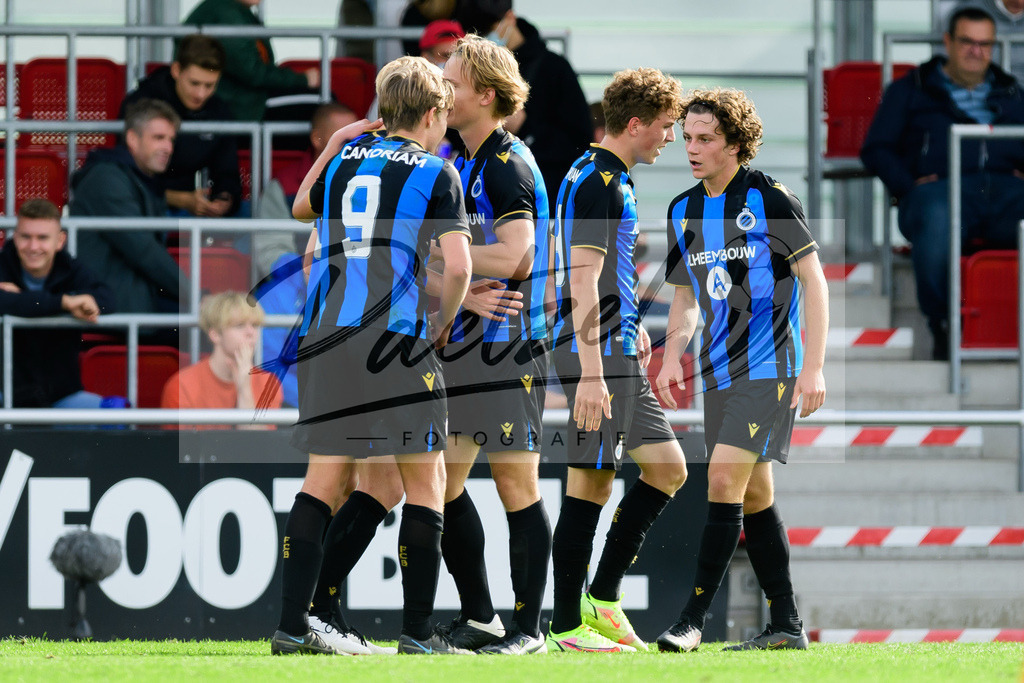 YLLEBR20210928_072 | Fussball, A-Junioren: Cisse Sandra (Club Brugge KV) Torjubel, jubelt mit seiner Mannschaft nach dem Treffer zum 1:2 beim Spiel der UEFA Youth League zwischen RB Leipzig und FC Bruegge im Stadion am Cottaweg am 28.09.2021 in Leipzig, Deutschland. - Realisiert mit Pictrs.com