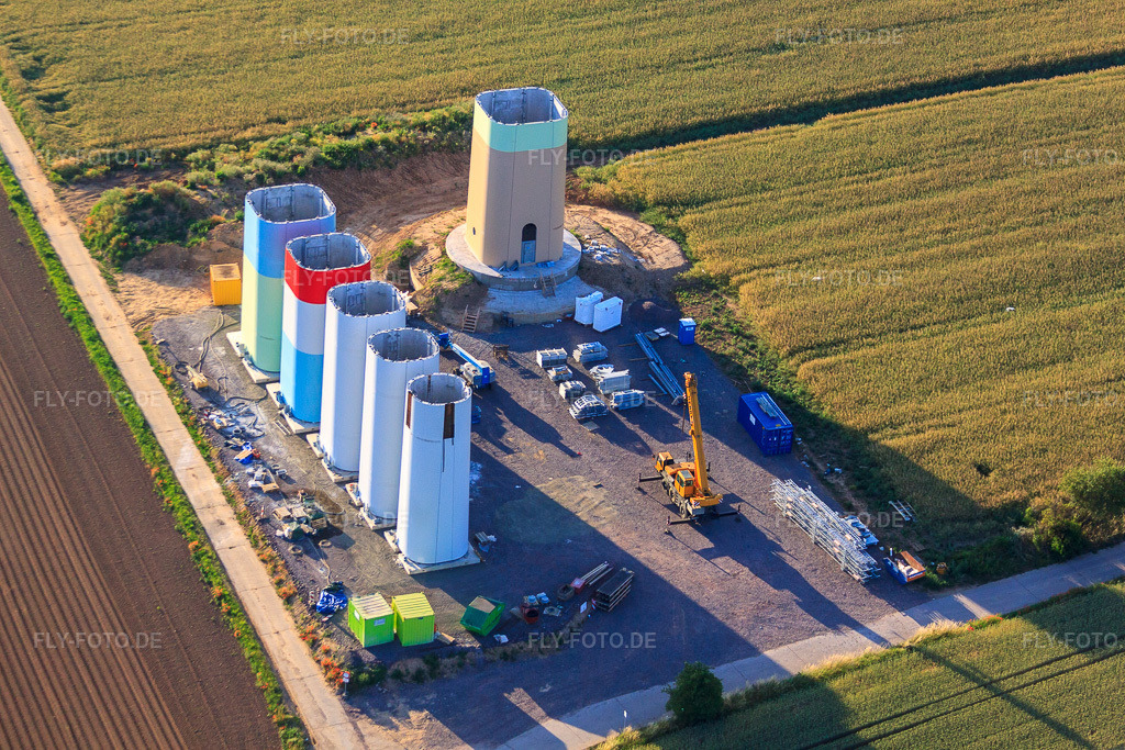 Luftbild: Ineinander gesteckte Segmente der Masten eines Windrads vor der Montage in Offenbach an der Queich im Bundesland Rheinland-Pfalz in Deutschland. Foto: IMG_67893.jpg vom 14.06.2014 durch Werner Riehm/FLY-FOTO.de