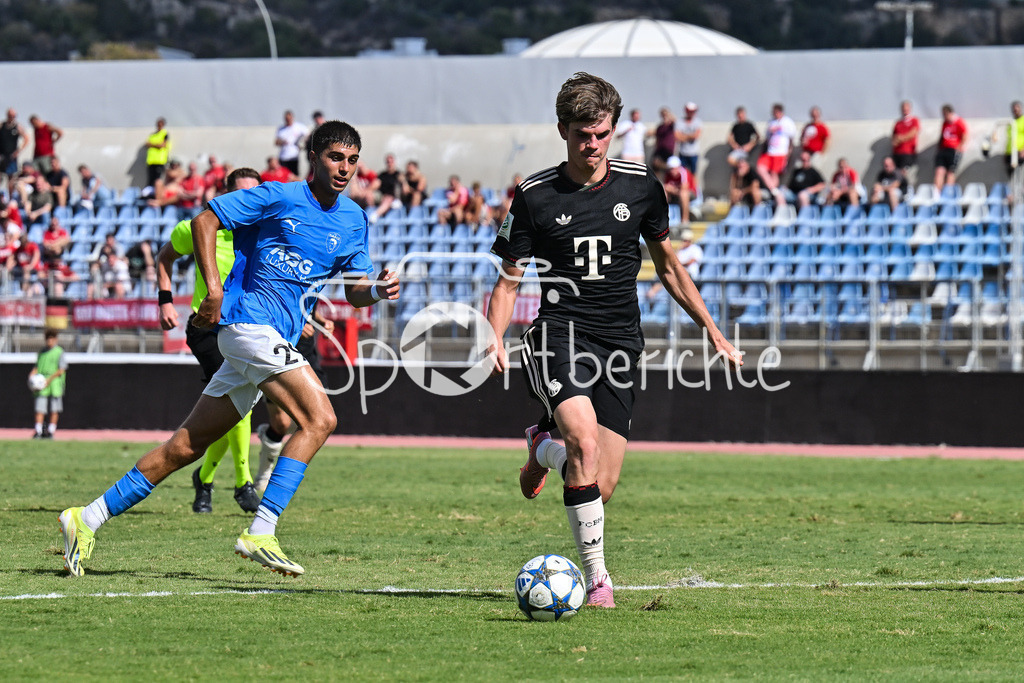 Papohs FC U19 - FC Bayern München U19 | im Duell   Kosmas IOANNOU (Paphos FC U19 29) und Guido DELLA ROVERE (FCB #9) / Zweikampf / UEFA Youth League: Paphos FC U19 - FC Bayern München U19; Stelios Kyriakides Stadium am 30.09.2025