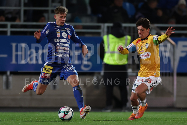 TSV Egger Glas Hartberg vs SV Oberbank Ried – Austrian Bundesliga Match | The image shows Fabian Wilfinger (Hartberg) and Mark Grosse (Ried) by fight for the ball, at the Bundesliga match TSV Hartberg vs SV Ried at Profertil Arena Hartberg. 22.11.2025