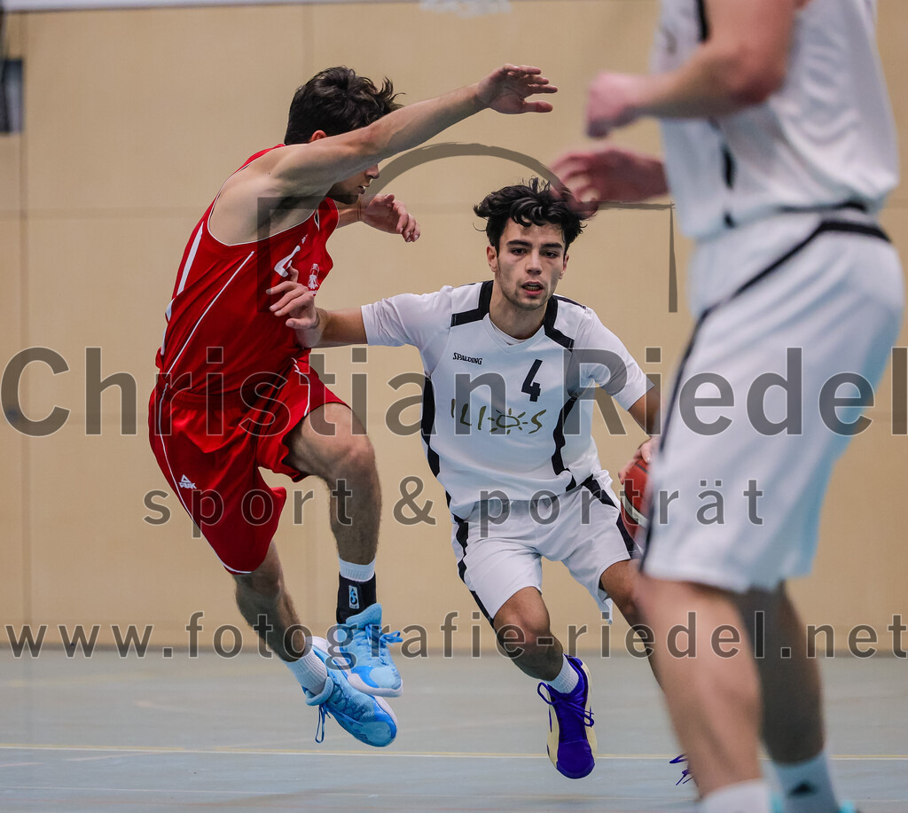 2025-12-06_055_TSV_Vaterstetten_gegen_MTV_1879_Muenchen | Vaterstetten, Deutschland, 06.12.2025:Basketball, 2. Regionalliga Süd 2025 / 2026, 9. Spieltag, TSV Vaterstetten gegen MTV 1879 München, Endergebnis: 58:83Julian Rothmann (MTV 1879 München, #4), Altay Öztürk (TSV Vaterstetten, #4)Foto: Christian Riedel / fotografie-riedel.net