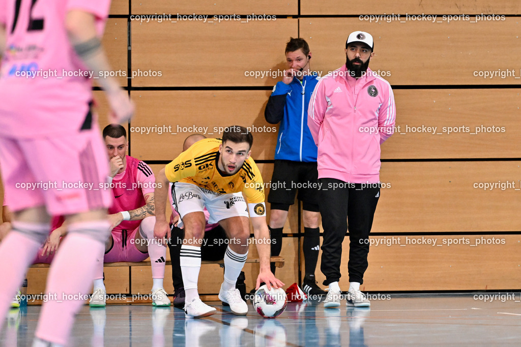Carinthia Flamengo Futsal Club vs. FC Ljuti Krajisnici | #8 Saldin Pezic FC Ljuti Krajisnici, Headcoach Carinthia Flamengo Ugur Koc, Holger Dietz Referee, Carinthia Flamengo Futsal Club vs. FC Ljuti Krajisnici, Carinthia Flamengo Futsal Club vs. FC Ljuti Krajisnici am 05.01.2025 in Klagenfurt (Ballspielhalle Viktring), Austria, (Photo by Bernd Stefan)