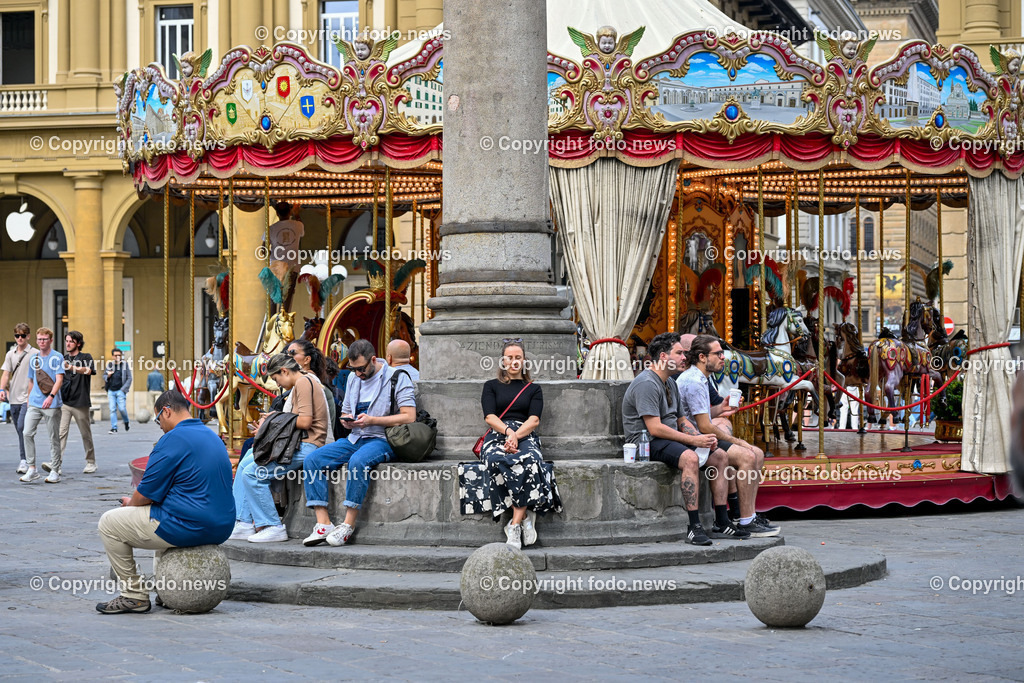 Italien_ Toscana_ Florenz_ 30.05.2024-58 | 30.05.2024, Italien, ITA, Toskana, Florenz im Bild Stadtansichten, Gebäude, Architektur, Touristen, Historisch, Souvenir, Altstadt, Museum, Statuen, Skulpturen, Piazza della Signoria, Statue David, Palazzo Vecchio, Neptunbrunnen, Piazza della Repubblica, Ponte Vecchio, Brücke, Uffizien, Kathedrale Santa Maria del Fiore, Arno, Fluß


Florenz, Firenze, ist eine italienische Großstadt. Nach Einwohnern ist sie die achtgrößte Stadt Italiens. Florenz ist die Hauptstadt sowie größte Stadt der Region Toskana und der Metropolitanstadt Florenz, in der etwa eine Million Menschen leben. Florenz ist für seine Geschichte berühmt. Leonardo da Vinci verbrachte große Teile seiner Jugend in Florenz, Michelangelo fand Unterschlupf in der Kirche der Medici, Galileo Galilei wohnte als Hofmathematiker in den Palästen der Medici. Von 1865 bis 1871 war die Stadt die Hauptstadt des neu gegründeten Königreichs Italien. Das historische Zentrum von Florenz zieht Jahr für Jahr Millionen von Touristen an. Die historische Innenstadt wurde von der UNESCO im Jahre 1982 zum Weltkulturerbe erklärt. 
Quelle: Wikipedia
