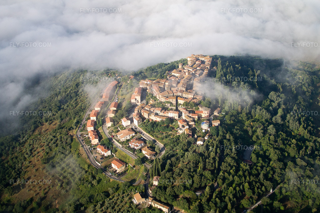 Aerial view: View of the town in Civitella Marittima in the state Tuscany, Italy. – Photo: IMG_43705.jpg taken on 07/28/2011 by Werner Riehm/FLY-FOTO.com – Resolution of the original: 4272 x 2848 px