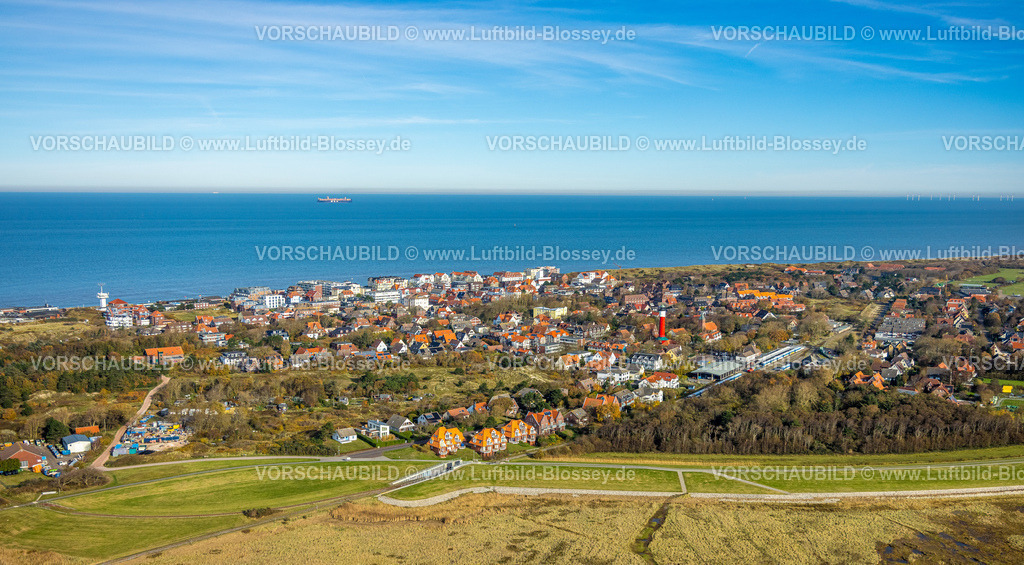 Friesland251106265Wangerooge | Luftbild, rot-weißer Alter Leuchtturm Inselmuseum im Zentrum, DB-Bahnhof und Inselsbahn,  evangelisch-lutherische Nikolai-Kirche, Wangerooge, Norddeutschland, Ostfriesland, Niedersachsen, Deutschland