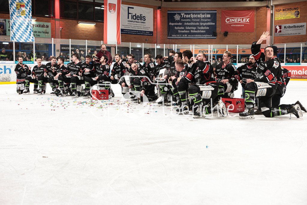 EHC Königsbrunn - TEV Miesbach | Grenzenloer Jubel beim EHC Koenigsbrunn nach dem Gewinn der Bayerliga Meisterschaft im Spiel 3 der Playoffserie gegen den TEV Miesbach / Jubel / Freude / Siegerfoto