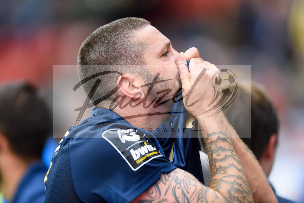 EBSTSV20210828_071 | Fussball, Herren: Sascha Moelders (TSV 1860 Muenchen) Torjubel, jubelt nach seinem Treffer zum 0:1 beim Spiel der 3. Liga zwischen Eintracht Braunschweig und TSV 1860 Muenchen im Eintracht-Stadion am 28.08.2021 in Braunschweig, Deutschland.DFB / DFL REGULATIONS PROHIBIT ANY USE OF PHOTOGRAPHS AS IMAGE SEQUENCES AND/OR QUASI-VIDEO. - Realisiert mit Pictrs.com
