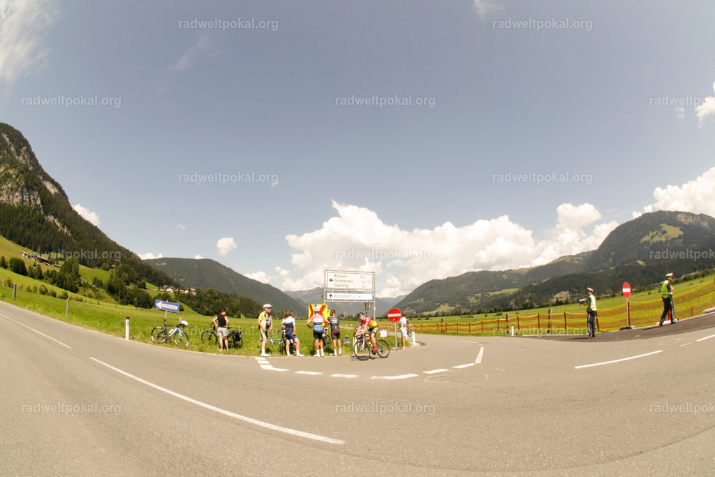 804_20230817_Bewerb_Maenner_Muehlanger | AUT - OESTERREICH, 2023-08-16: SPORT RENNRAD-FAHREN - 55. INTERNATIONALER RADWELTPOKAL IN ST. JOHANN IN TIROL  - Vintage-Radrennen mit WM-Bronze-Medaillen-Siegerin Christina Schweinberger, den Teilnehmer und Alexander Baumann (vom Orginastions-Team) - TAG 2 BEWERB MAENNER IN SECHS GRUPPEN  ; Foto: Roland Muehlanger