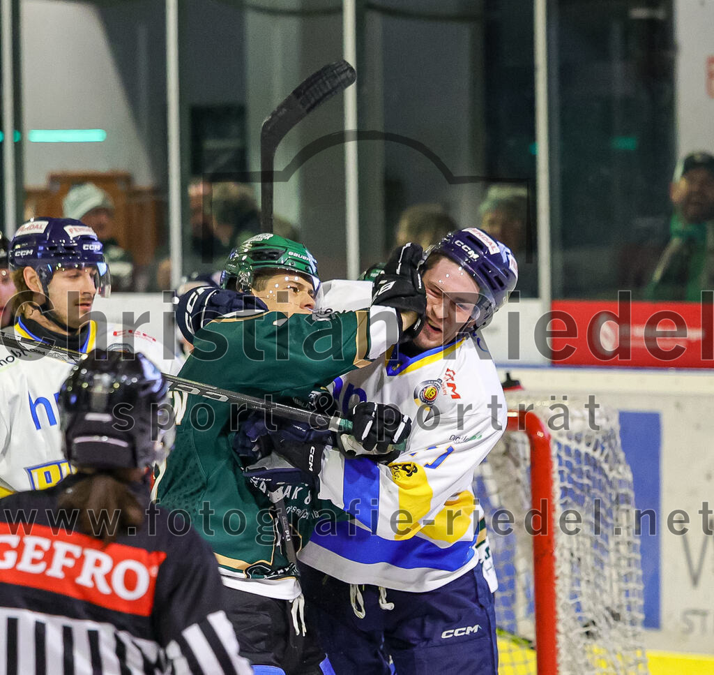 2026-01-09_101_TSV_Erding_gegen_Stuttgart_Rebels | Erding, Deutschland, 09.01.2026:Eishockey, Oberliga Süd 2025 / 2026, 35. Spieltag, TSV Erding gegen Stuttgart Rebels, Endergebnis: Mark Waldhausen (Erding Gladiators, #27), Reagan Poncelet (Stuttgart Rebels, #71)Foto: Christian Riedel / fotografie-riedel.net