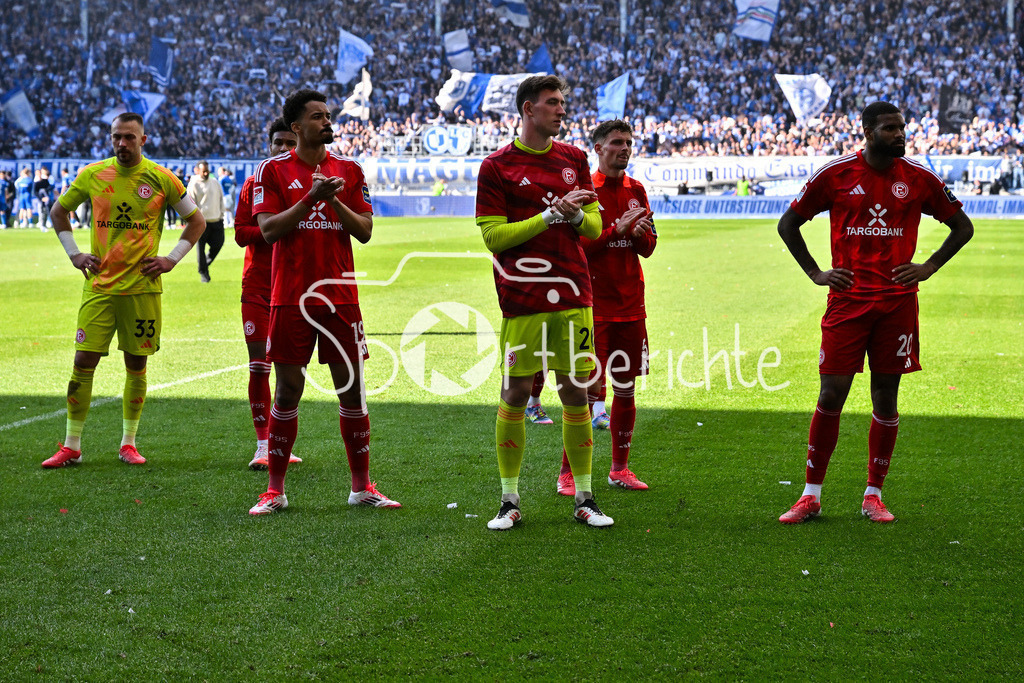 1. FC Magdeburg - Fortuna Düsseldorf | Die Spieler der Fortuna versammeln sich nochmal vorm Gaesteblock und bedanken sich bei den mitgereisten Fans / 2. Bundesliga: 1. FC Magdeburg - Fortuna Duesseldorf, Avnet-Arena am 18.05.2025 / DFL REGULATIONS PROHIBIT ANY USE OF PHOTOGRAPHS AS IMAGE SEQUENCES AND/OR QUASI-VIDEO