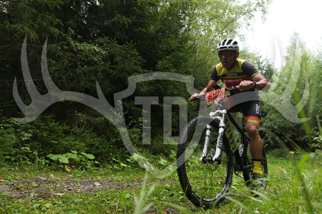 A6703390 | Fotogalerie der Treibjagd im Dunkelwald - Dein MTB Etappenrennen im Erzgebirge - Realisiert mit Pictrs.com